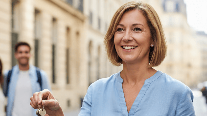 Une gérante de conciergerie épanouie au sein du réseau Hostcare.