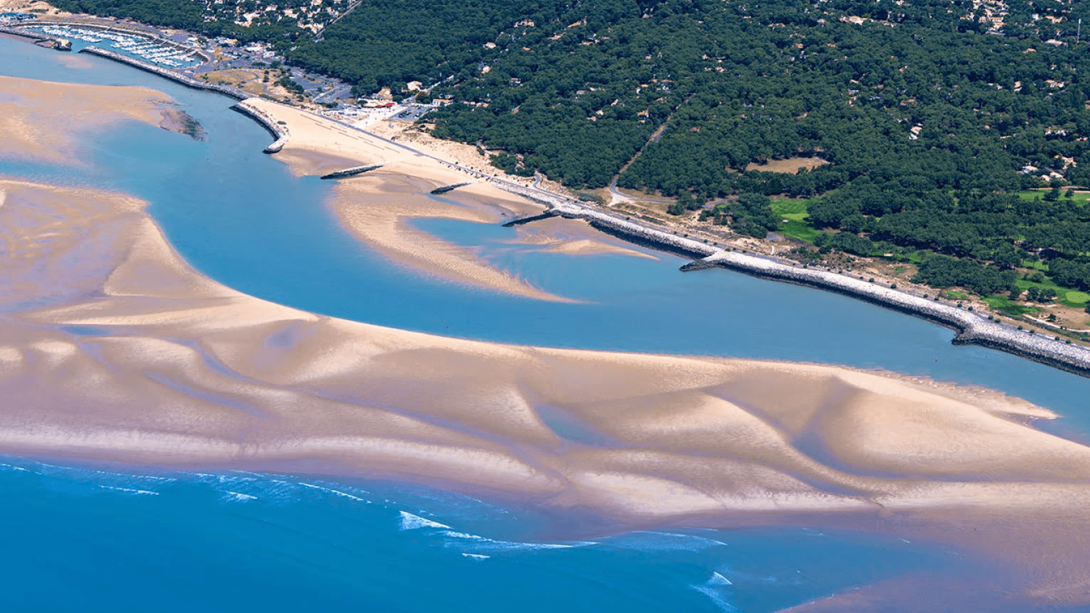 Plage de la Palmyre et phare de la Coubre à l'horizon